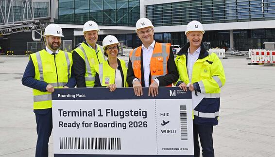 Besichtigung Terminal 1-Erweiterung Besichtigung Terminal 1-Erweiterung v.l.:Thomas Hoff Andersson (Geschäftsführung Aviation und Operation der FMG), Jan-Henrik Andersson (Geschäftsführung Commercial und Security der FMG), Katrin Hennig (Gesamtprojektleiterin Terminal 1-Erweiterung der FMG), Albert Füracker (Bayerischer Finanzminister und Vorsitzender des Aufsichtsrats der FMG) und Jost Lammers (Vorsitzender der Geschäftsführung der FMG).