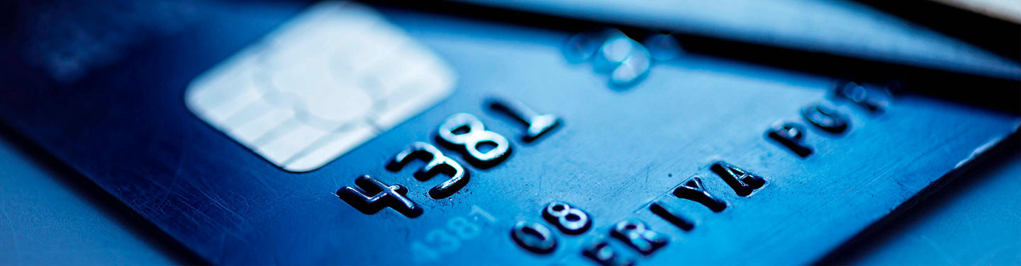 VR-Bank Service am Flughafen München Nahaufnahme einer blauen Bankkarte mit sichtbaren Zahlen und Chip als Symbol für VR-Bank-Zahlungsservices am Flughafen München; die Darstellung wirkt sachlich, modern und sicher.