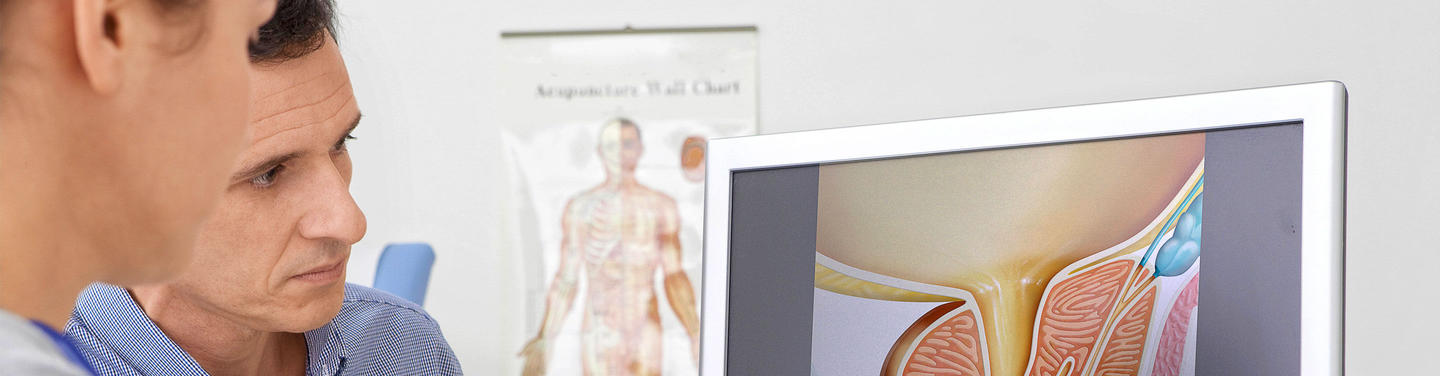 Urologische Untersuchung am Flughafen München Zwei Personen schauen auf einen Bildschirm mit einer schematischen Darstellung eines urologischen Körperbereichs während einer Untersuchung am Flughafen München; die Atmosphäre wirkt sachlich, vertraulich und professionell.