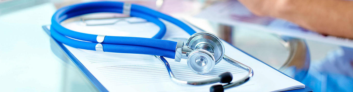 Innere Medizin – Diagnostik und Patientenbetreuung Stethoskop liegt auf einer Patientenakte als Symbol für innere medizinische Untersuchung.
