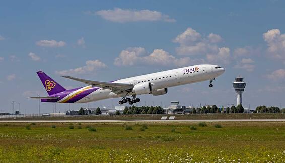 Thai Airways beim Start mit Tower im Hintergrund