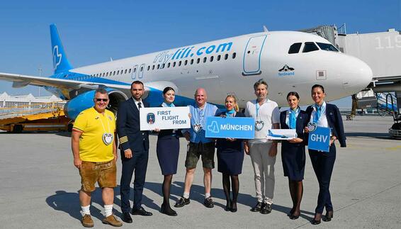 Anlässlich der neuen Flugverbindung freuten sich Vertreter von FlyLili und des Münchner Flughafens zusammen mit der Crew über den Erstflug