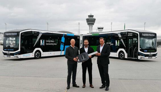 Die ersten zehn elektrischen Solo-Passagierbusse übergab Patrick Cuturic, MAN Truck & Bus Deutschland (Mitte), bei einer symbolischen Schlüsselübergabe an Jost Lammers, CEO Flughafen München (Links), und Helmut Ehrnstraßer, Geschäftsführer AeroGround