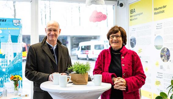 Christa Stewens (rechts), Vorsitzende des Nachbarschaftsbeirats Flughafen München, und Jost Lammers (links), Vorsitzender der Geschäftsführung der Flughafen München GmbH, haben am 21. November 2024 den Wandercontainer der IBA-Projektinitiative des Nachbarschaftsbeirats eröffnet. 