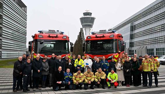 Flughafenfeuerwehr übergibt ihre alten Wechselladerfahrzeuge an das THW-Freising bzw. den Kreisfeuerwehrverband Erding und weiht gleichzeitig ihre neuen Feuerwehrfahrzeuge ein