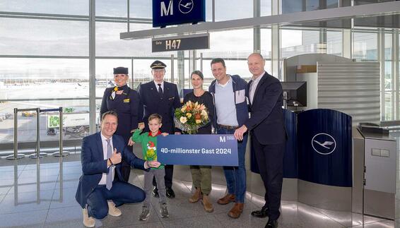 Begrüßung des viermillionsten Fluggasts im Jahr 2024 am Flughafen München durch (l-r): Oliver Dersch, Leiter des Geschäftsbereichs Aviation der Flughafen München GmbH, Kabinenchefin Sandra Hille, Finn Valair, Flugkapitän Rolf Christoph Schwarz, Christine Valair, Jeff Valair und Jost Lammers, Vorsitzender der Geschäftsführung der Flughafen München GmbH.