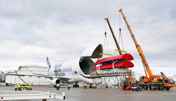 Frachtverladung an einem Airbus Beluga XL (Airbus A330-743L) am Flughafen München