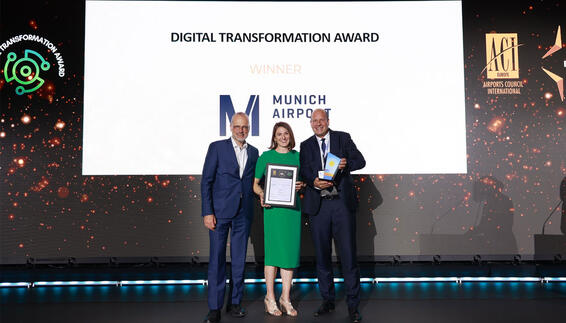 Flughafen München wird mit dem Digital Transformation Award ausgezeichnet Dr. Jan-Henrik Andersson (Geschäftsführer Commercial und Security der Flughafen München GmbH, rechts) und Vera Jakobsen (Leiterin Digital der Flughafen München GmbH, Mitte) nahmen den Award entgegen. Die Auszeichnung wurde von Andreas Boschen (Executive Director SESAR 3 Joint Undertaking, links) überreicht.