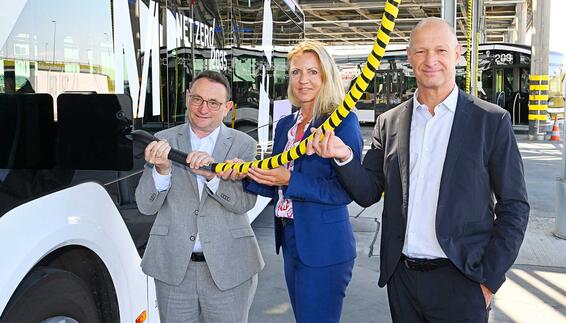 Einweihung des neuen eBusdepots am Flughafen Einweihung des 1. Bauabschnitts des neuen E-Busdepots (v.l.n.r. Ulrich Lange, Parlamentarischer Staatssekretär beim Bundesministerium für Verkehr; Karolina Wernerova, MAN Truck & Bus Deutschland GmbH und Jost Lammers, Flughafen München)
