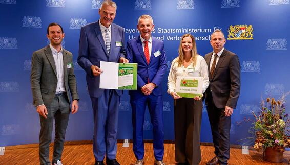 Auszeichnung für Naturschutz-Engagement Bayerns Umweltminister Thorsten Glauber (v. r.) überreichte die Auszeichnung „Blühender Betrieb“ an Nadja Braun (Referentin Naturschutz und Ökologie der Flughafen München GmbH (FMG)), Hermann Blomeyer (Leiter Umwelt der FMG) und Dr. Josef Schwendner (Generalbevollmächtigter der FMG), gemeinsam mit dem Münchner Stadtrat Florian Schönemann.