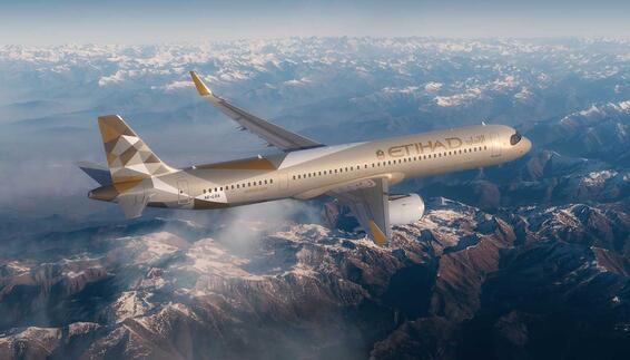 Etihad Airways Flugzeug über den Alpen Passagierflugzeug von Etihad Airways fliegt über schneebedeckte Gebirgslandschaf