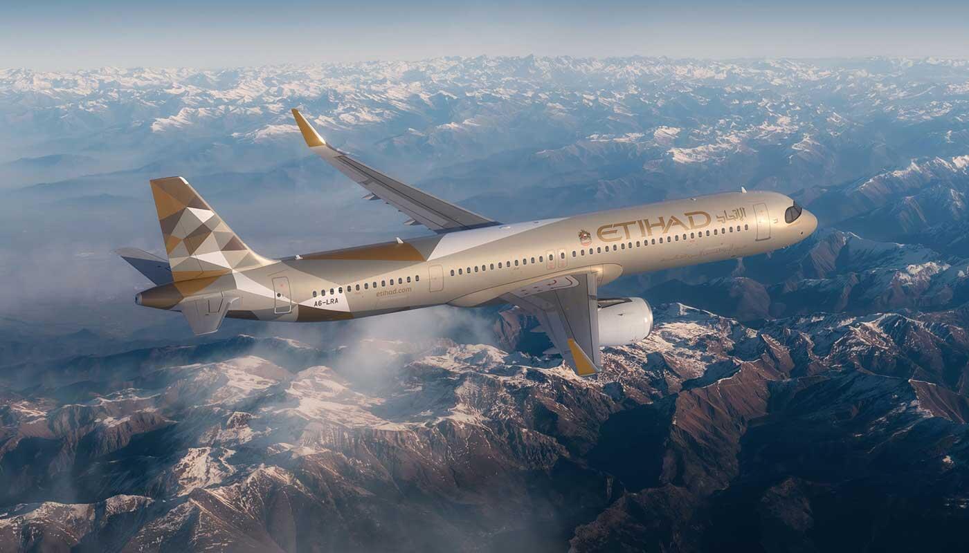Etihad Airways Flugzeug über den Alpen Passagierflugzeug von Etihad Airways fliegt über schneebedeckte Gebirgslandschaf