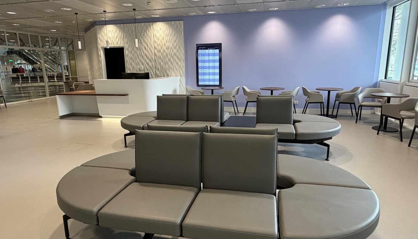 Mobility Service Point Terminal 1 B Fläche mit Counter und Sitzmöglichkeiten