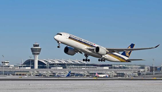Singapore Airlines baut Präsenz in München weiter aus Flugzeuge von Singapore Airlines und Lufthansa auf dem Rollfeld eines internationalen Flughafens mit Terminalgebäude und Kontrollturm im Hintergrund