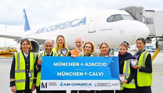 Air Corsica startet Erstflug vom Flughafen München nach Ajaccio Crewmitglieder migt einem blauen Air Corsica Schild stehen vor dem Air Corsica Flugzeug