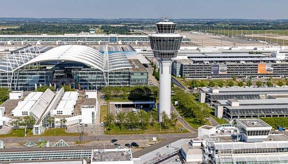 Luftaufnahme des Flughafens München Luftaufnahme des Flughafens München: Zentrale Zone des Flughafens mit Tower, MAC, den Terminalstraßen und Parkhäusern