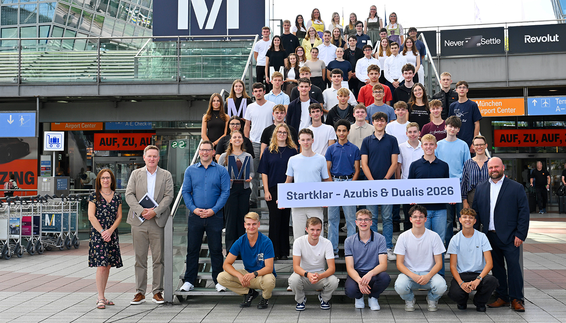Ausbildungsstart der Studenten und Dualis 2026 Das Foto zeigt die neuen Nachwuchskräfte, ihre Eltern, das Ausbildungsteam sowie weitere Betreuer aus den Flughafen-Fachbereichen.