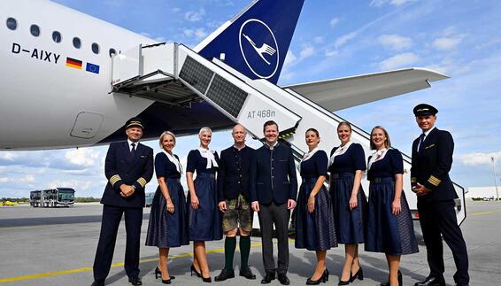 Wiesn-Stimmung am Münchner Airport Gemeinsam mit der Lufthansa Trachtencrew haben Flughafenchef Jost Lammers (4. von links) und Lufthansa Hub Manager Heiko Reitz (5. von links) die Oktoberfestzeit auf dem Vorfeld des Münchner Airports eingeläutet.