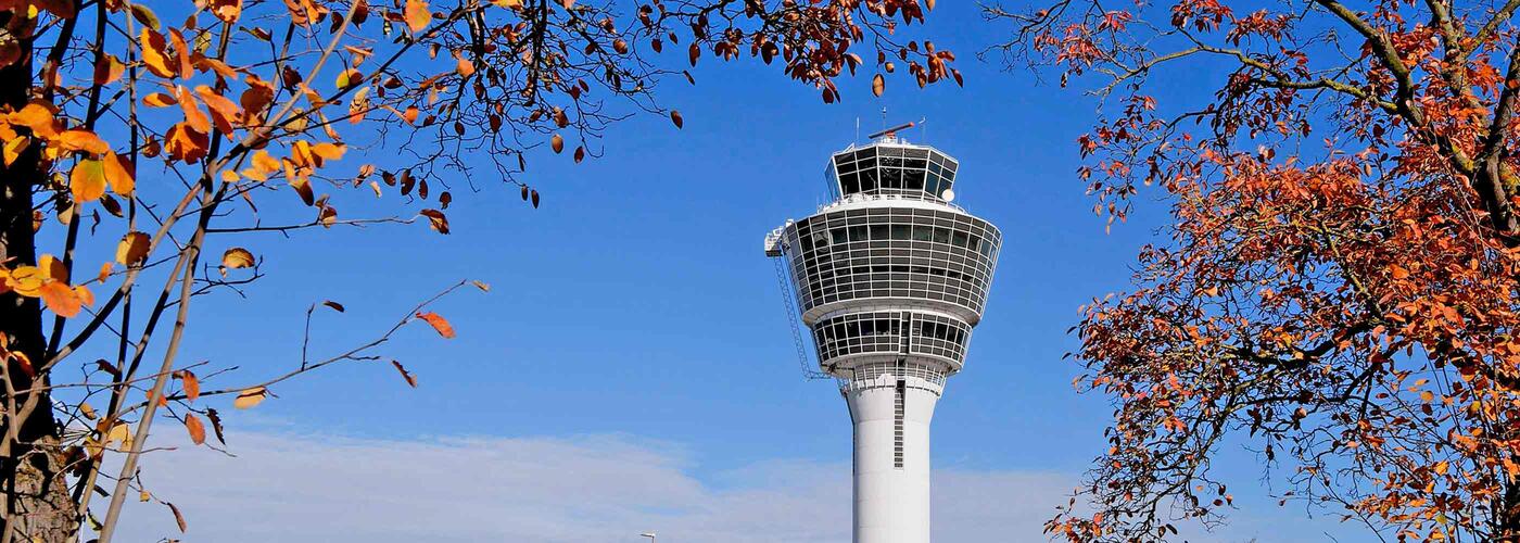 Tower des Flughafens München Tower des Flughafens München vor blauem Himmel mit herbstlich gefärbten Bäumen